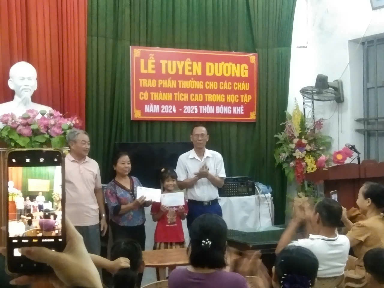 Thôn Đông Khê tổ chức trao phần thưởng cho các cháu có thành tích cao trong học tập, năm học 2024 - 2025.