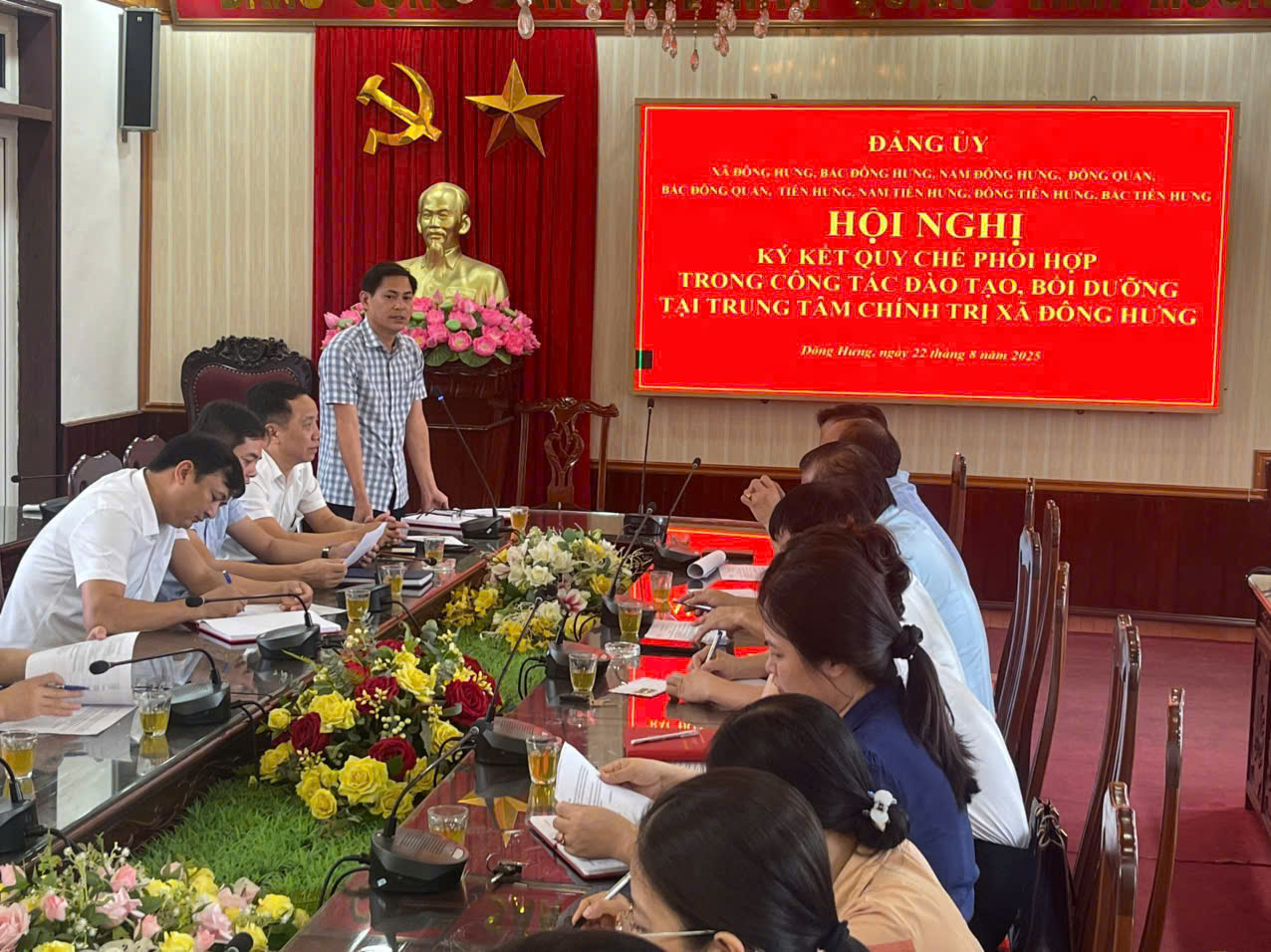 Ký kết Quy chế phối hợp trong công tác đào tạo, bồi dưỡng lí luận chính trị, chuyên môn nghiệp vụ tại trung tâm chính trị xã Đông Hưng.