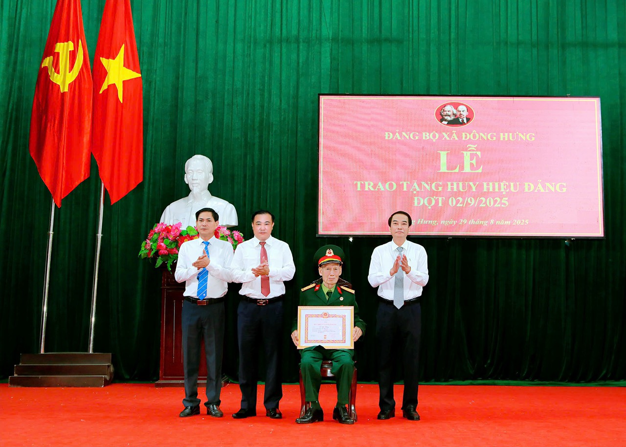 Đảng bộ xã Đông Hưng trao Huy hiệu Đảng đợt 02/9/2025