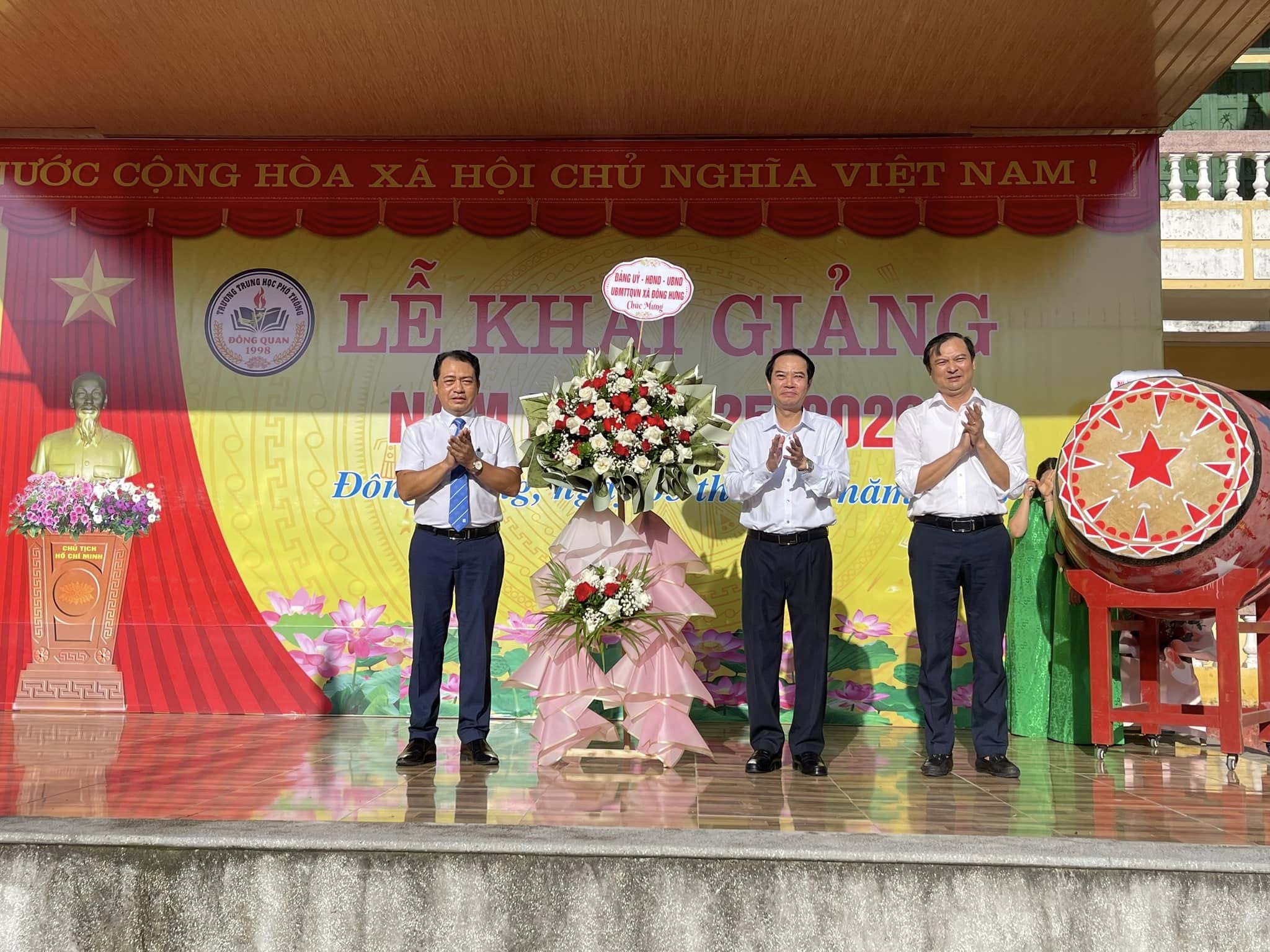 Các đồng chí lãnh đạo xã Đông Hưng dự lễ khai giảng năm học 2025 - 2026 tại các trường học trên địa bàn