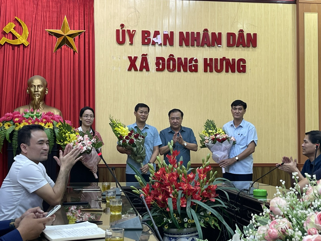 UBND xã Đông Hưng tổ chức gặp mặt nhân kỷ niệm 80 năm ngày truyền thống các ngành: Văn phòng, Nội Vụ, Tài  chính, Tư pháp, Xây dựng, Văn hóa.