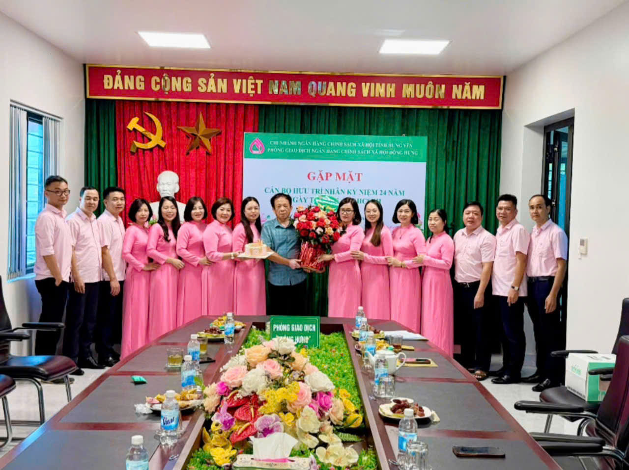Phòng giao dịch NHCSXH Đông Hưng gặp mặt cán bộ nguyên lãnh đạo nhân kỷ niệm 24 năm thành lập Ngân hàng Chính sách xã hội