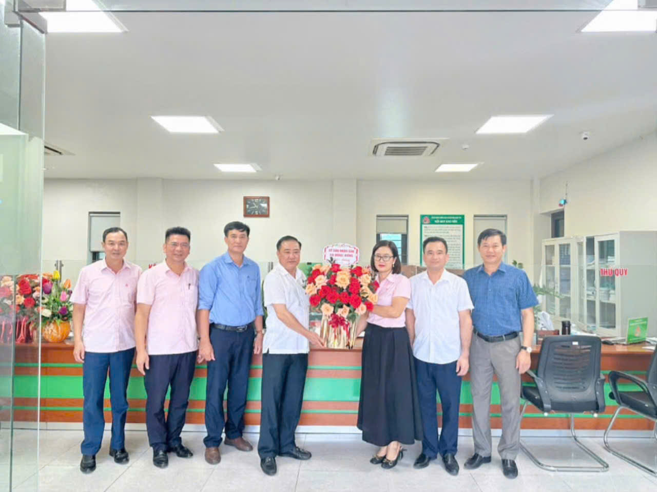 Lãnh đạo xã Đông Hưng cùng các phòng, đơn vị thăm, chúc mừng Phòng giao dịch NHCSXH Đông Hưng