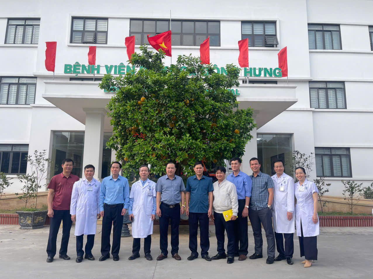 Lãnh đạo xã Đông Hưng thăm, động viên các đơn vị trực Tết và bệnh nhân điều trị tại Bệnh viện Đa khoa Đông Hưng