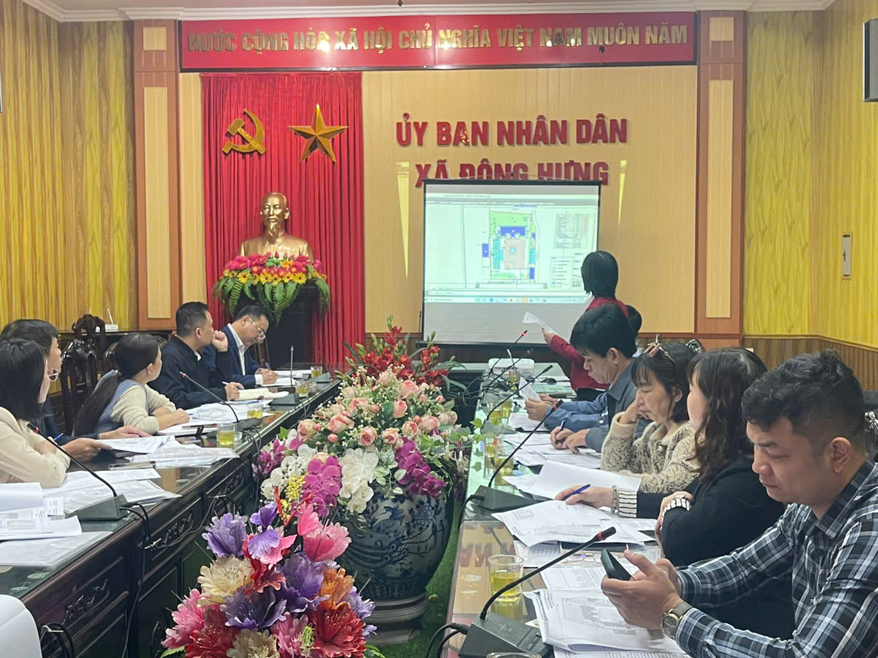 UBND xã Đông Hưng nghe báo cáo chủ trương đầu tư các công trình giáo dục và y tế trên địa bàn