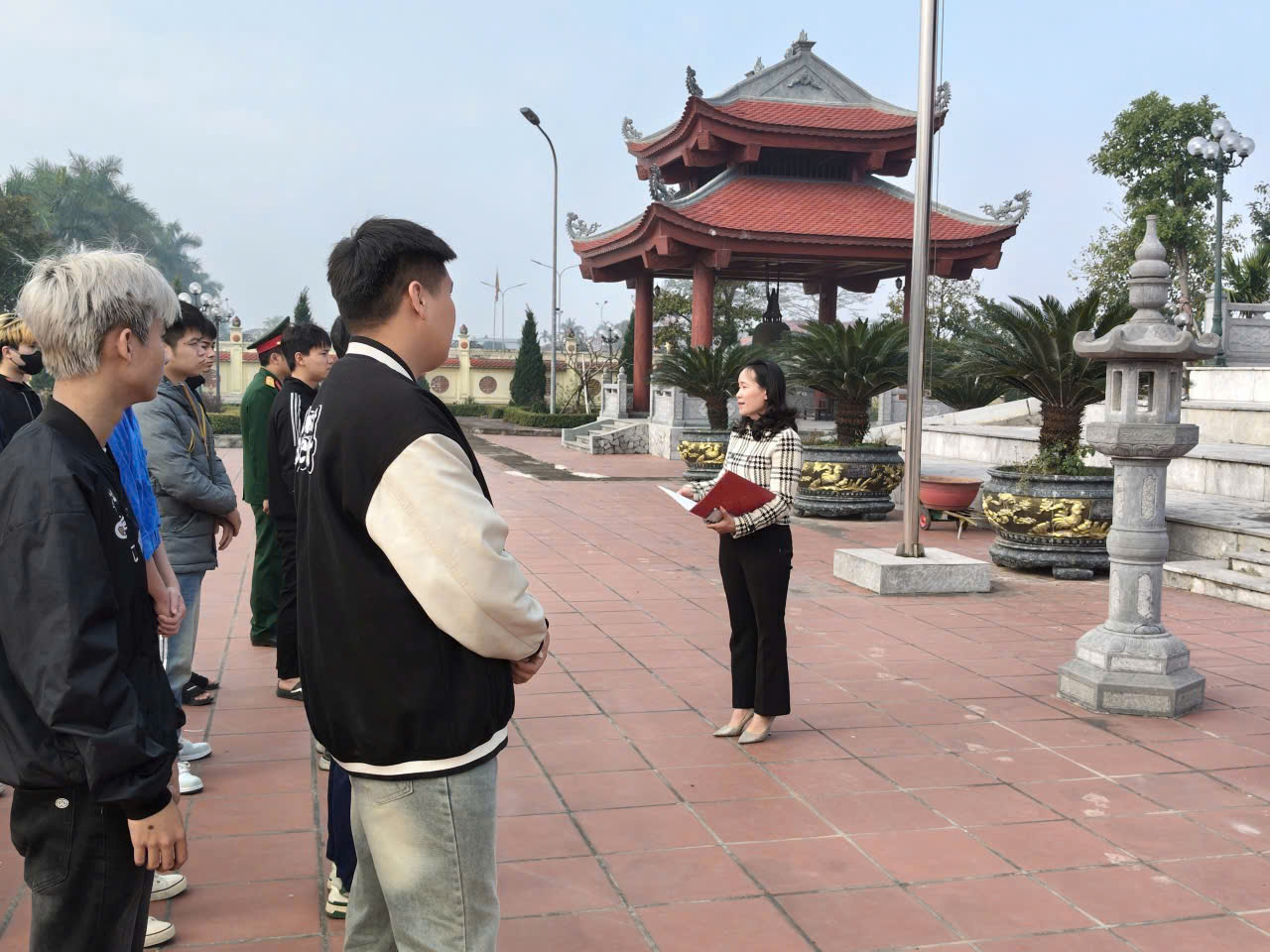 Trung tâm chính trị  tổ chức giáo dục chủ nghĩa yêu nước và lý tưởng sống cho nam thanh niên nhập ngũ;  kết hợp giữa bồi dưỡng lý luận chính trị với các hoạt động trải nghiệm thực tế
