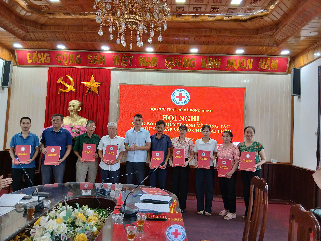 Hội Chữ thập đỏ xã Đông Hưng công bố các quyết định về công tác tổ chức sau sắp xếp, tổ chức lại thôn
