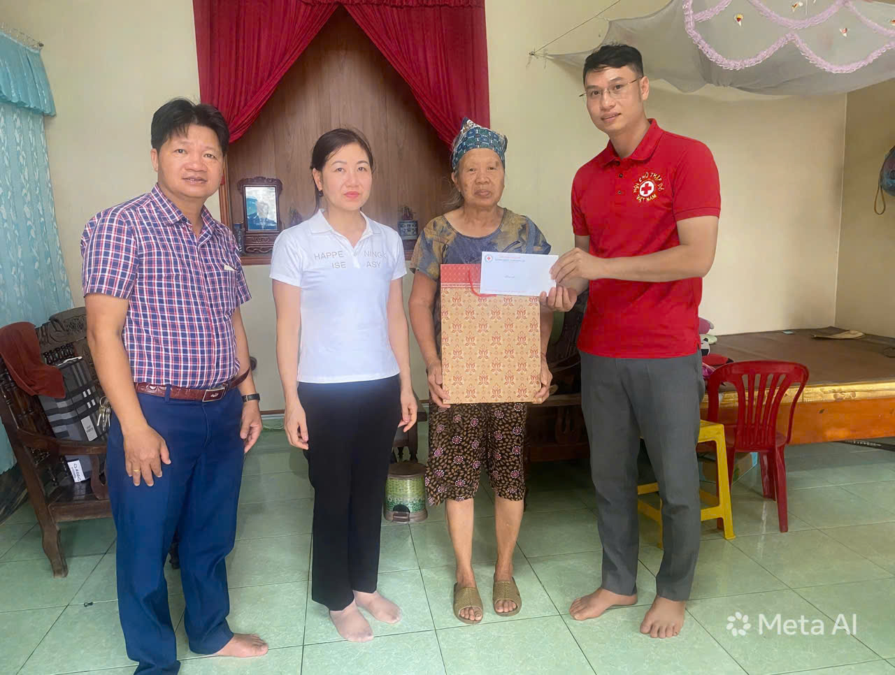 Hội Chữ thập đỏ xã Đông Hưng thăm, tặng quà gia đình liệt sĩ có hoàn cảnh khó khăn