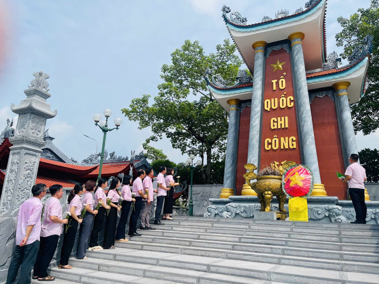 Phòng Giao dịch NHCSXH Đông Hưng dâng hương tri ân Đại tướng Võ Nguyên Giáp và các Anh hùng liệt sĩ