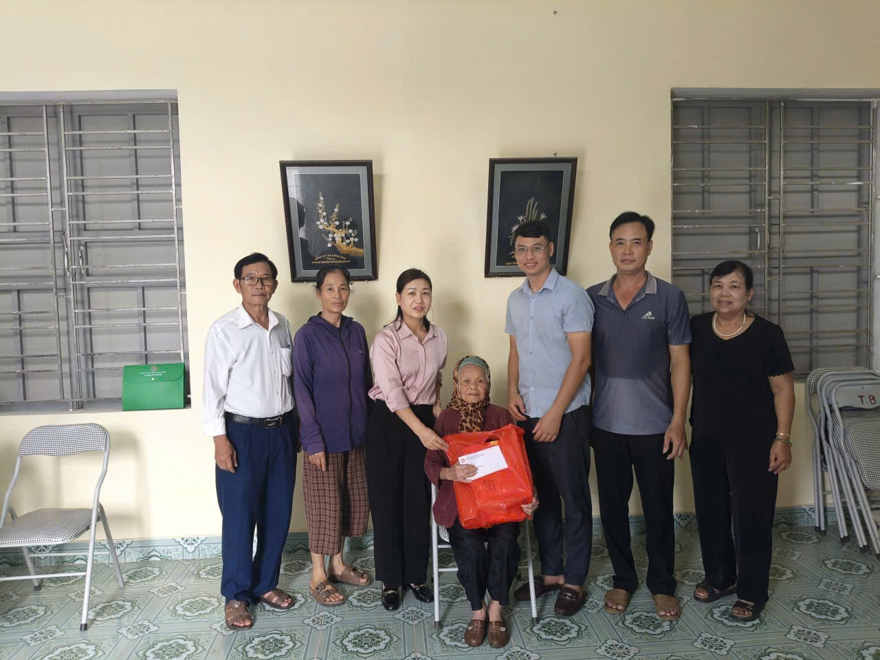 Hội Nông dân xã Đông Hưng thăm, tặng quà hội viên thờ cúng liệt sĩ có hoàn cảnh khó khăn