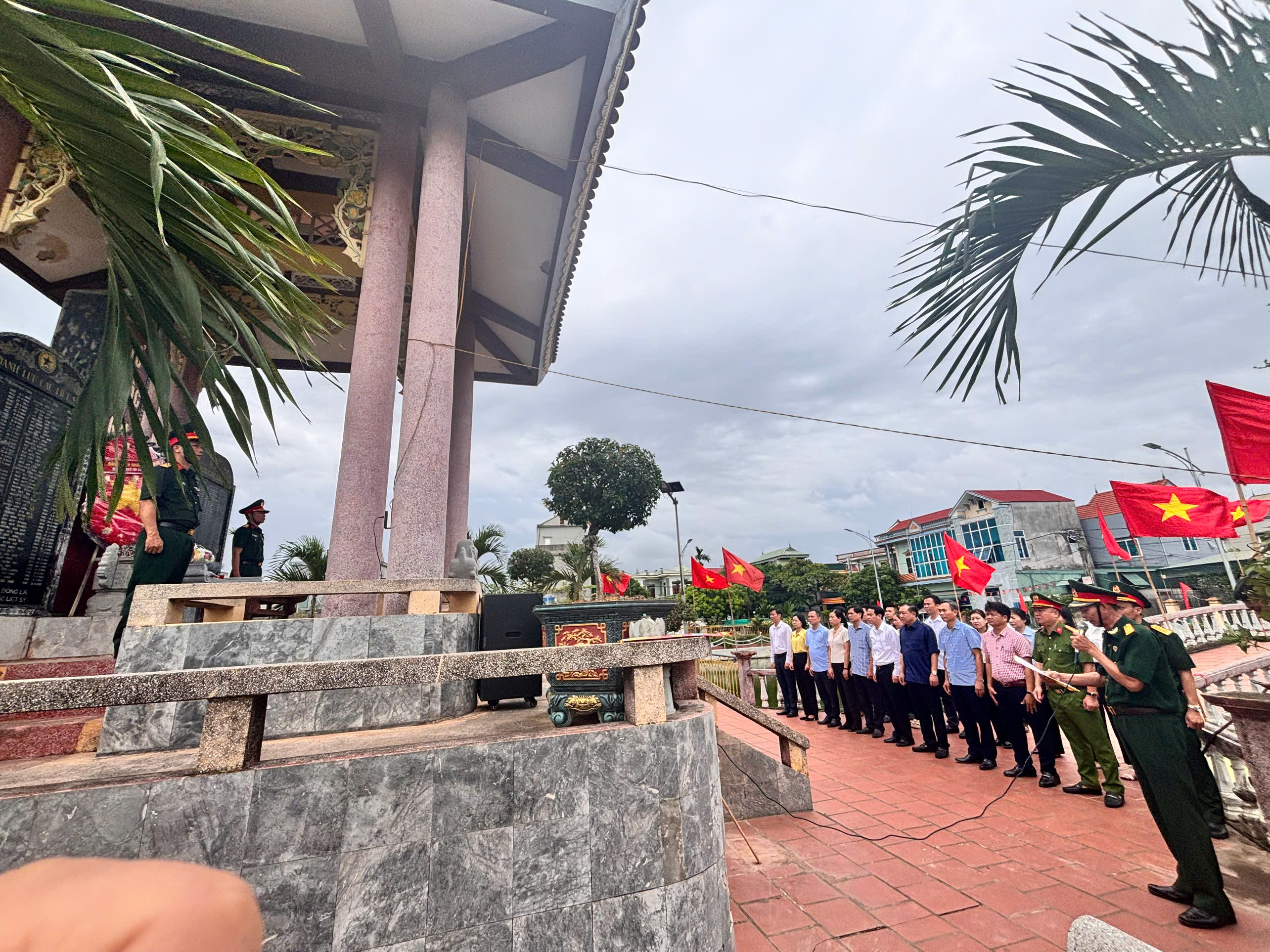 Xã Đông Hưng tổ chức dâng hoa, dâng hương tưởng niệm các Anh hùng liệt sĩ nhân kỷ niệm 79 năm Ngày Thương binh - Liệt sĩ
