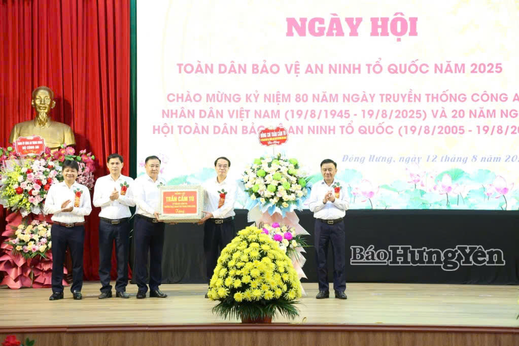 Đồng chí Trần Cẩm Tú, Ủy viên Bộ Chính trị, Thường trực Ban Bí thư dự ngày hội toàn dân bảo vệ an ninh Tổ quốc tại xã Đông Hưng.
