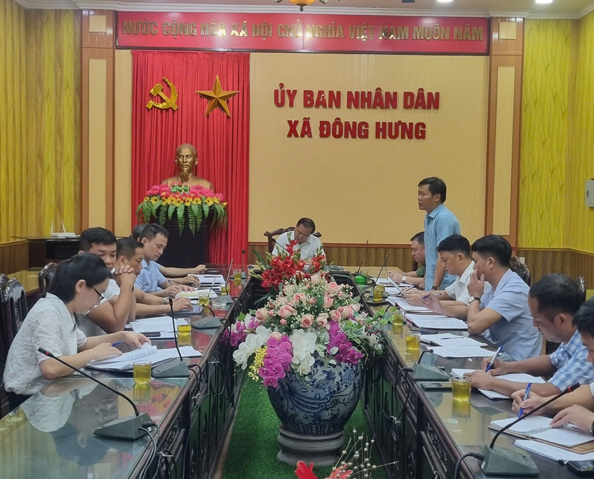 UBND xã nghe báo cáo kết quả thực hiện nhiệm vụ sau 2 tháng vận hành chính quyền địa phương 02 cấp và một số nội dung quan trọng.