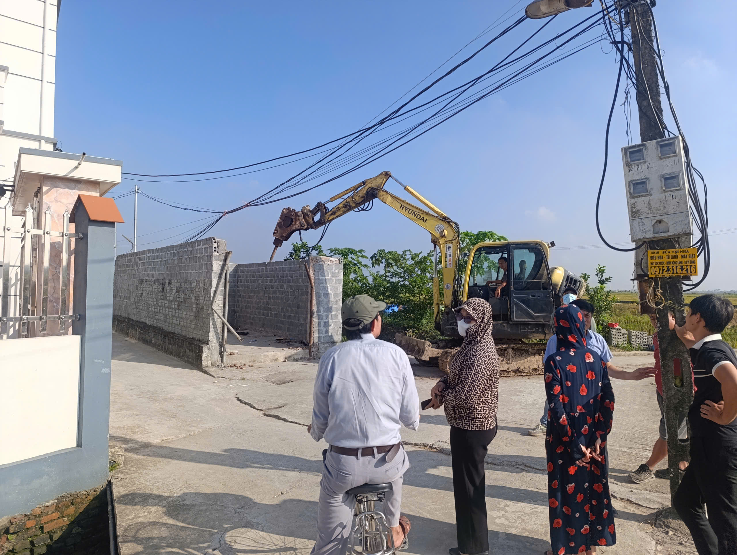 Xã Đông Hưng tổ chức tháo dỡ công trình vi phạm tại thôn 11